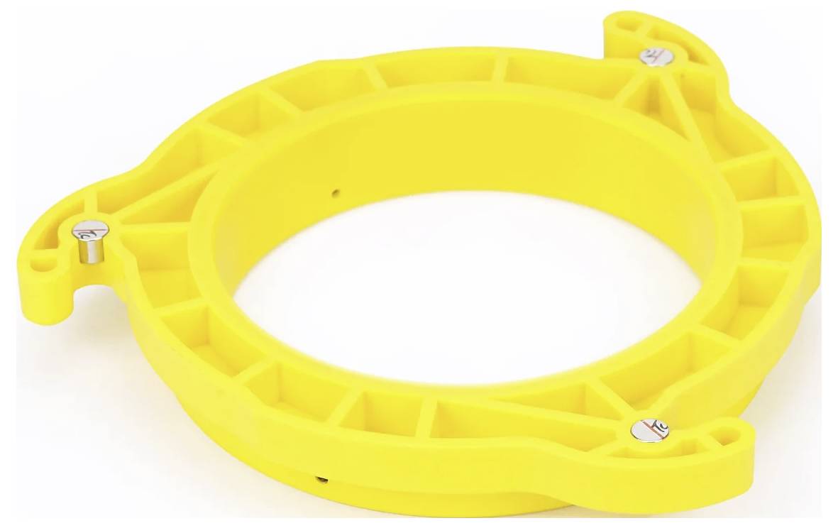 Ein gelber, kreisförmiger Kunststoffhalter mit drei sichtbaren Schrauben an den Kanten, der zur Befestigung oder Montage verwendet wird.