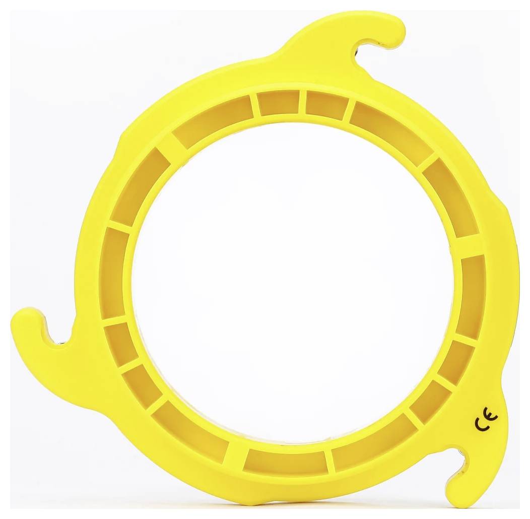Ein gelber, kreisförmiger Plastikgegenstand mit zwei Haken, der einer Schlaufe oder einem Griff ähnelt, vor einem einfarbigen Hintergrund.