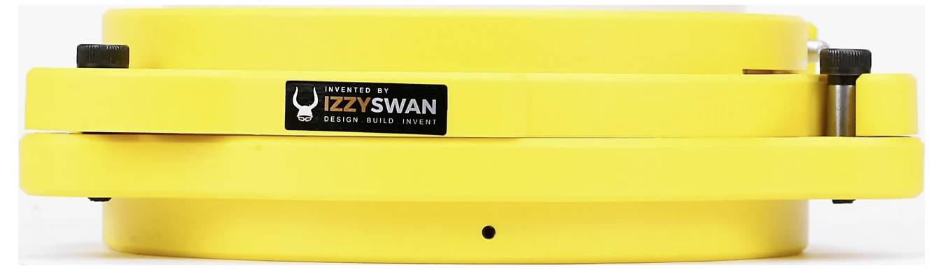 Ein gelbes, stapelbares Gerät mit der Beschriftung 