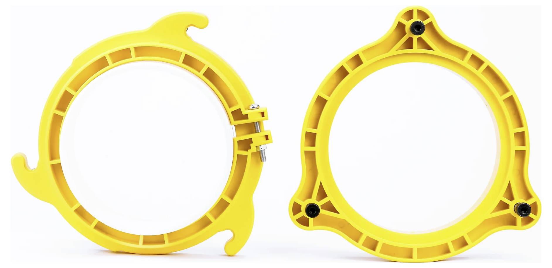 Zwei gelbe, runde Kunststoff-Montageklammern mit deutlichen Montageschlitzen und Befestigungsmaterial, von vorne auf einem weißen Hintergrund.