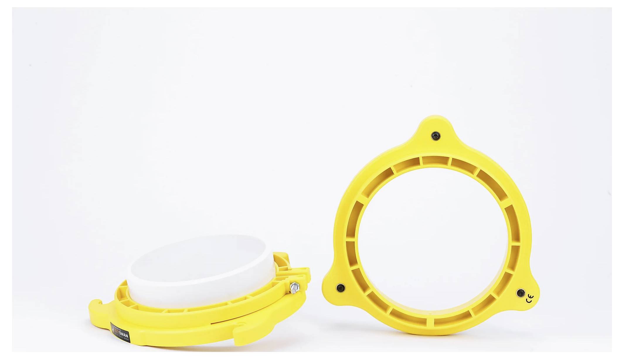 Zwei gelbe Plastikrahmen; einer aufrecht stehend und einen offenen Kreis zeigend, der andere flach liegend mit einem weißen kreisförmigen Einsatz, vor einem weißen Hintergrund.