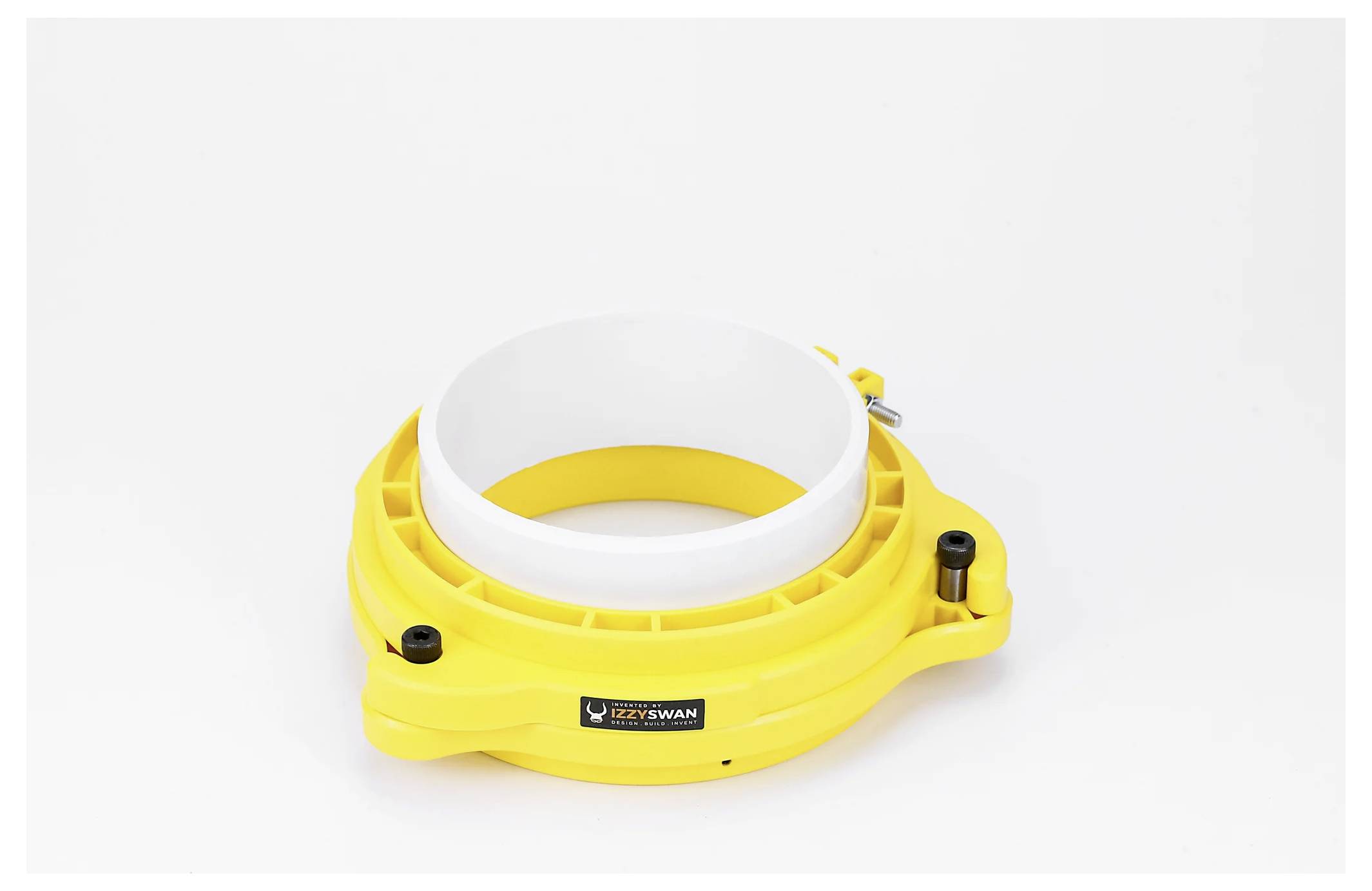 Ein gelb-weißes Plastikwerkzeug mit einem Verschließmechanismus, das zum Sichern und Stabilisieren von kreisförmigen Objekten während Arbeiten verwendet wird.