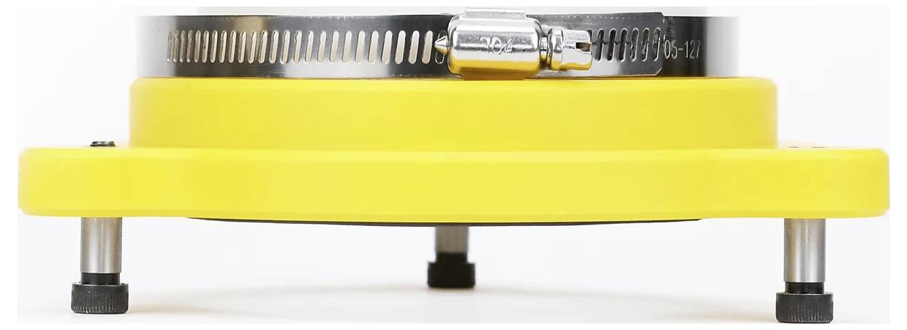 Eine Nahaufnahme eines gelben Instruments mit verstellbaren Metallarmaturen und Schrauben, möglicherweise zum Nivellieren oder zur Stabilisierung auf Oberflächen.