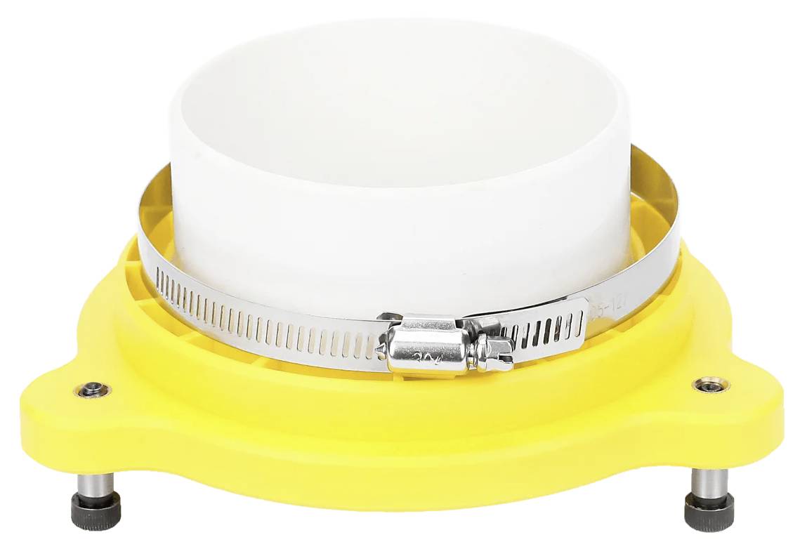 Eine gelbe Nivellierhalterung mit einem Metallband, die zum Befestigen von Rohrleitungen dient und verstellbare Füße zur Stabilität auf verschiedenen Oberflächen aufweist.