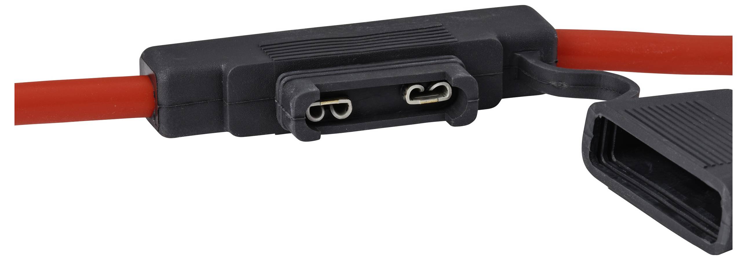 Eine Nahaufnahme eines roten Stromkabels mit einer schwarzen Kunststoffanschlussabdeckung, die zwei Metallstifte im Inneren des Anschlusses zeigt.