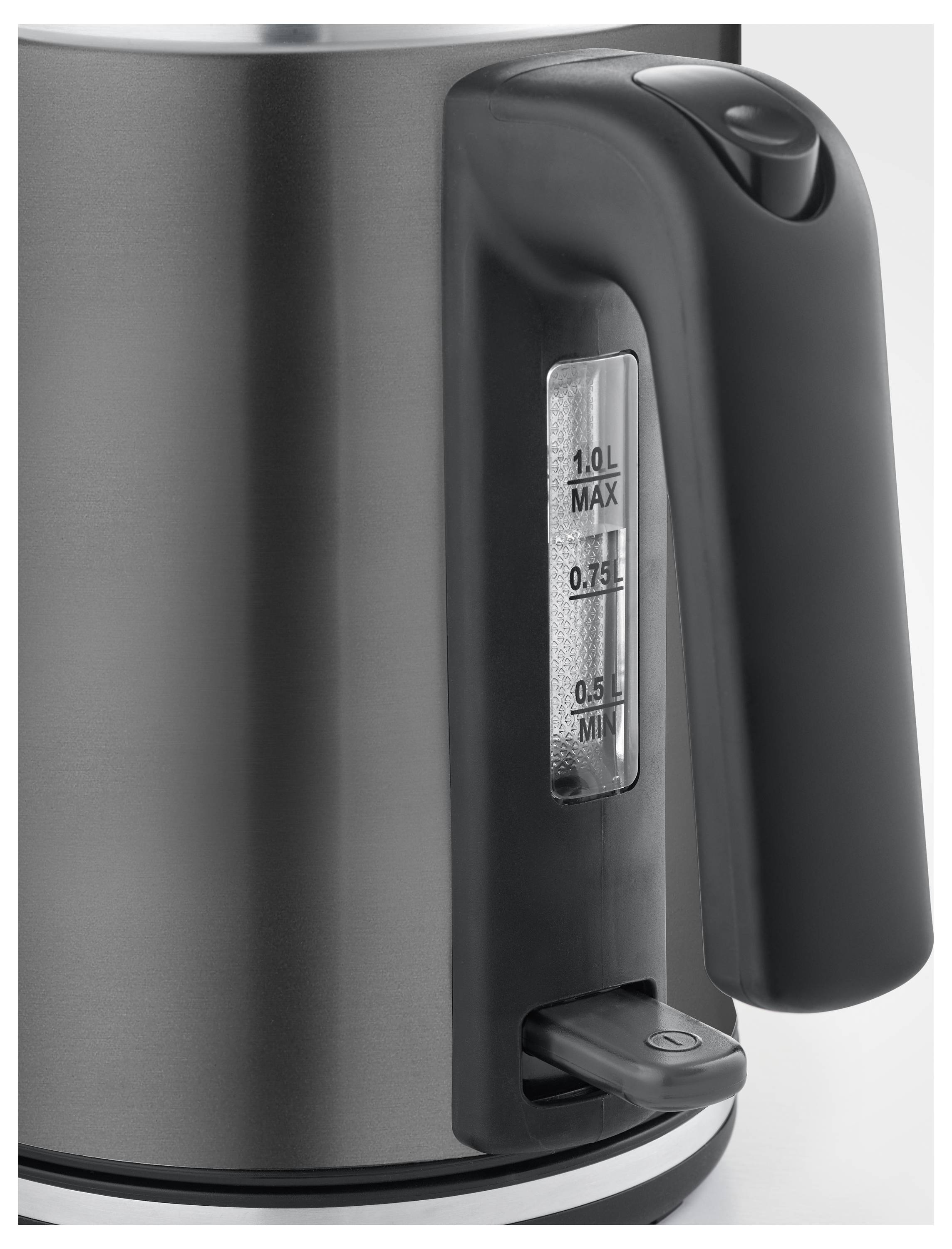 Ein schwarzer elektrischer Wasserkocher mit einem seitlichen Wasserstandsanzeiger, der Füllmengen von 0,5 L bis 1,0 L maximal anzeigt. Der Griff verfügt über einen Ein-/Aus-Schalter an der Basis.