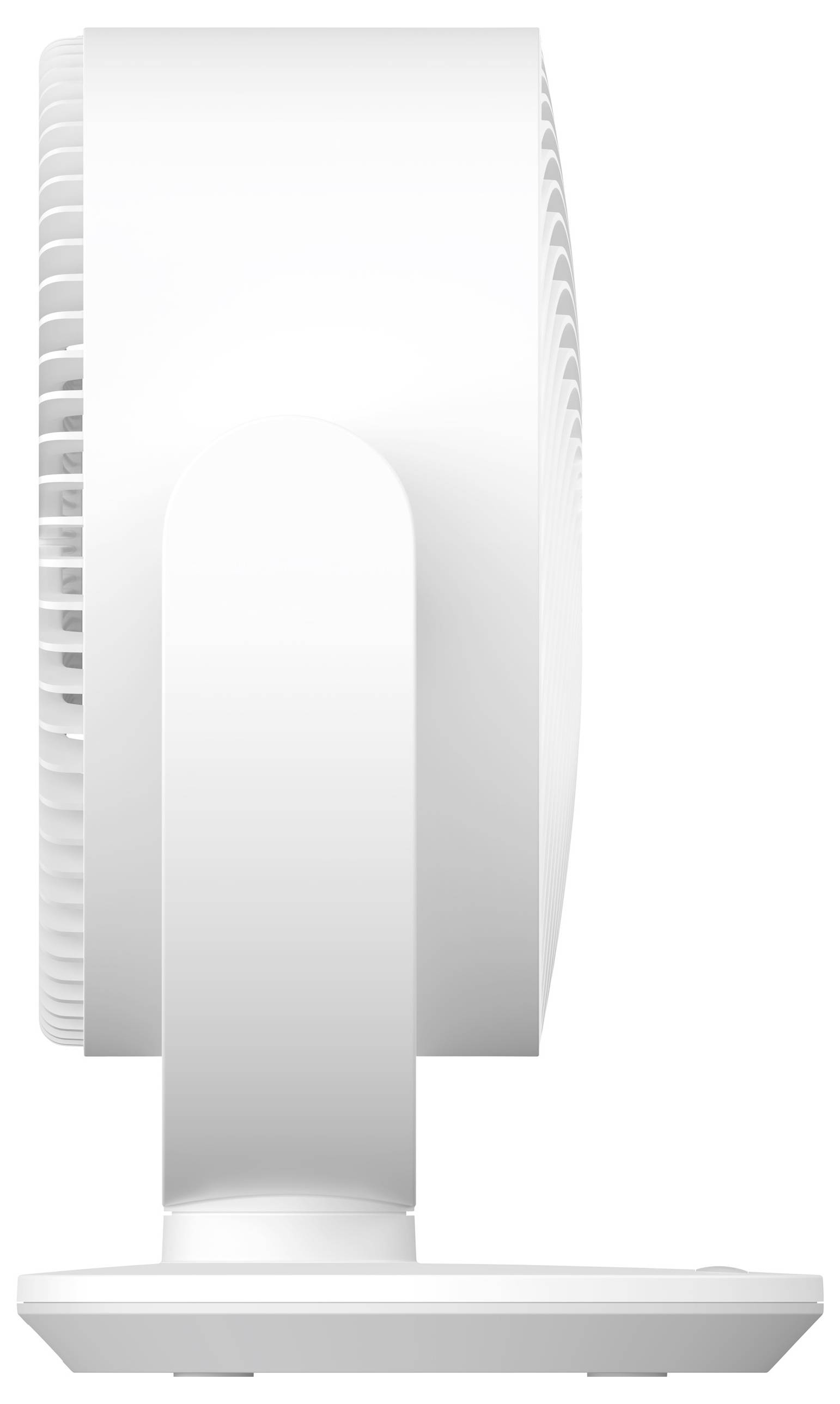 Ein weißer Tischventilator mit einem kreisförmigen Kopf und einem stabilen Sockel, von der Seite betrachtet, der das elegante und moderne Design des Ventilators zeigt.