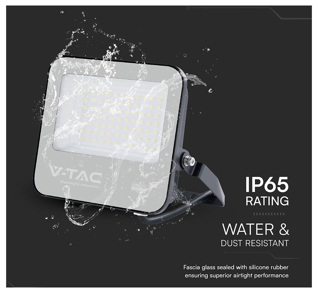 Eine rechteckige LED-Flutlichtlampe mit Wasserspritztests, die ihre IP65-Klassifizierung für Wasser- und Staubresistenz demonstriert.