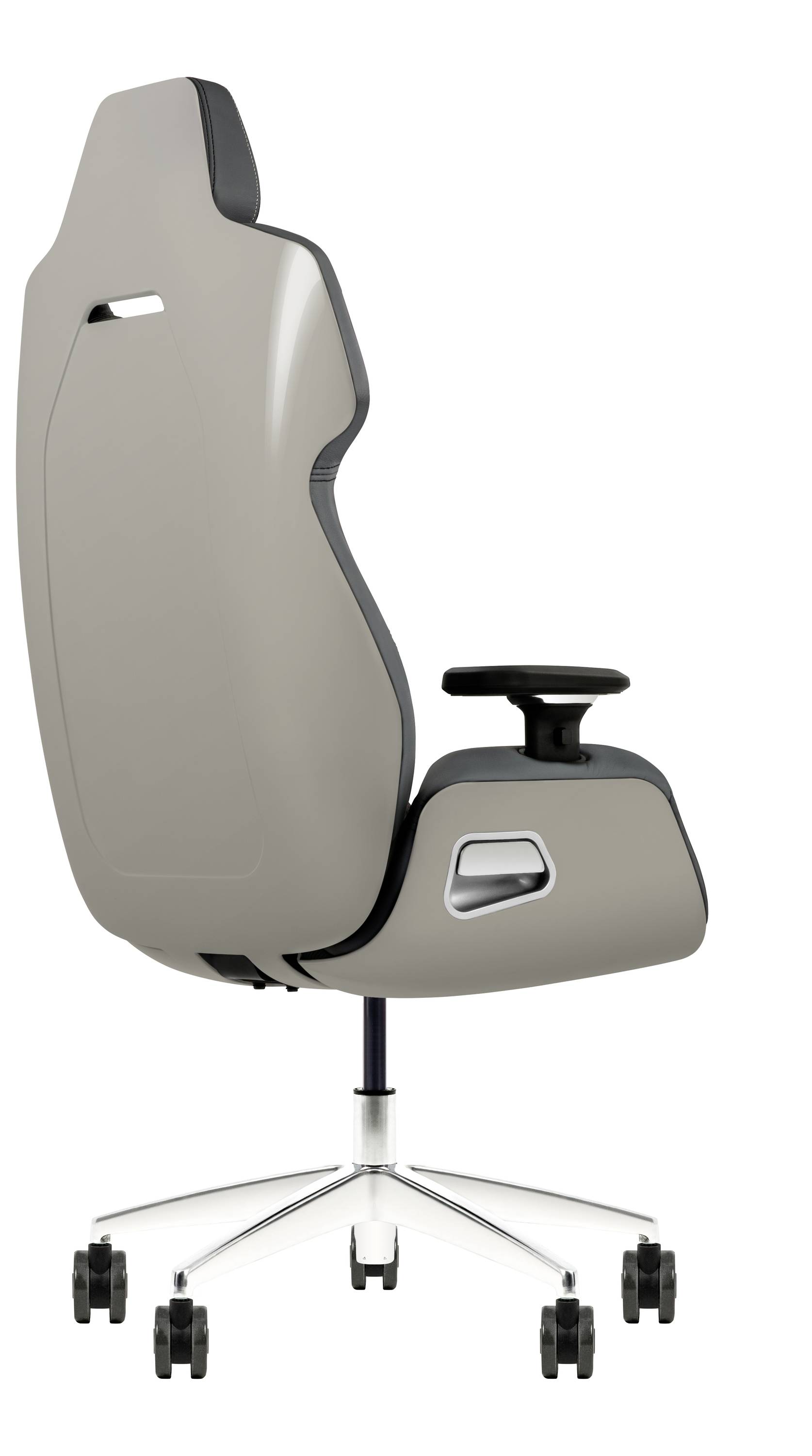 Ein moderner, grauer ergonomischer Bürostuhl mit verstellbaren Armlehnen, hoher Rückenlehne und Rollen, designed für Komfort und Mobilität.