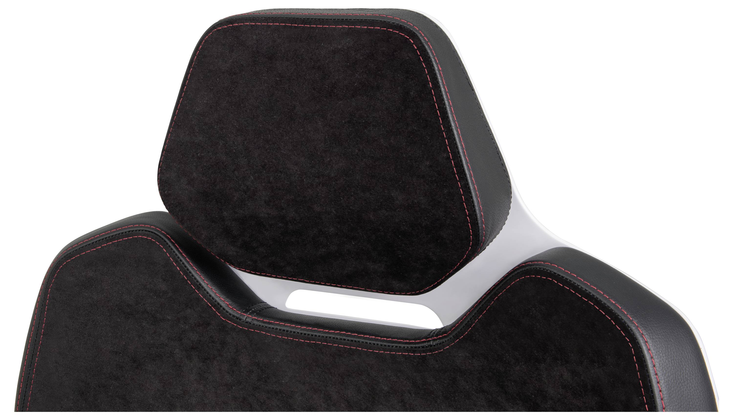 Eine Nahaufnahme einer Kopfstütze eines Autositzes, die schwarzen Stoff mit roter Naht und einem weißen Rahmen zeigt und ein modernes Design und moderne Materialien präsentiert.