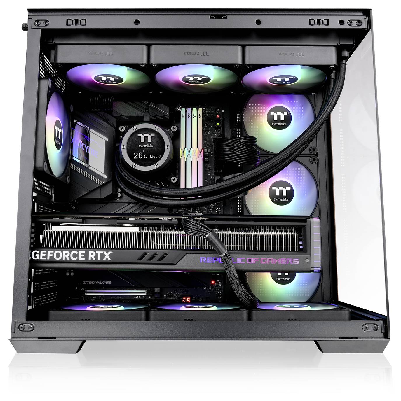 Ein Gaming-PC mit bunten LED-Lüftern und Komponenten, ausgestattet mit einer GeForce RTX-Grafikkarte und Wasserkühlung, wird in einem transparenten Gehäuse präsentiert.