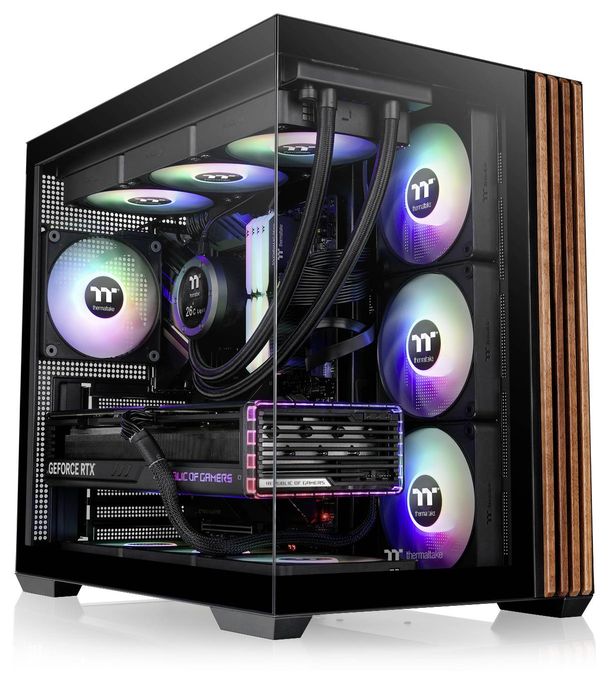 Ein Gaming-PC mit transparenter Seitenscheibe zeigt ein Innenleben, das mit RGB-beleuchteten Komponenten wie Kühlventilatoren und einer GeForce RTX-Grafikkarte gefüllt ist.