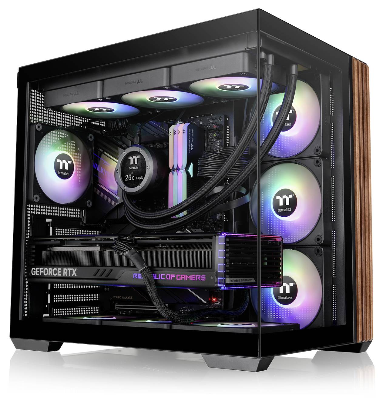 Ein High-End-Gaming-PC mit RGB-Beleuchtung, ausgestattet mit einem durchsichtigen Seitenpanel, das Komponenten wie Kühlventilatoren, eine GeForce RTX-Grafikkarte und Branding freilegt.