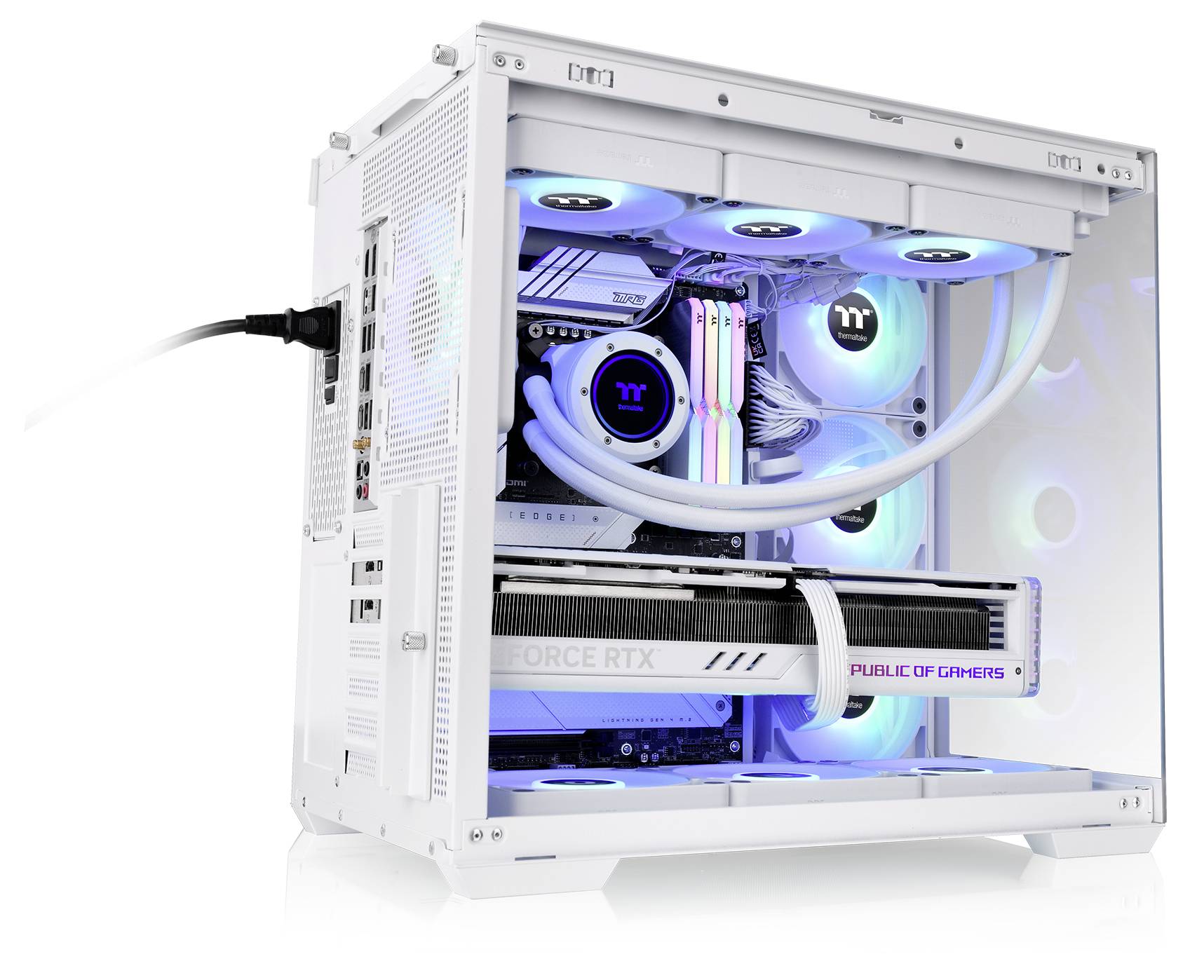 Ein weißer Gaming-Computer mit LED-beleuchteten Lüftern und Schläuchen, mit einer auffälligen Grafikkarte, die mit 