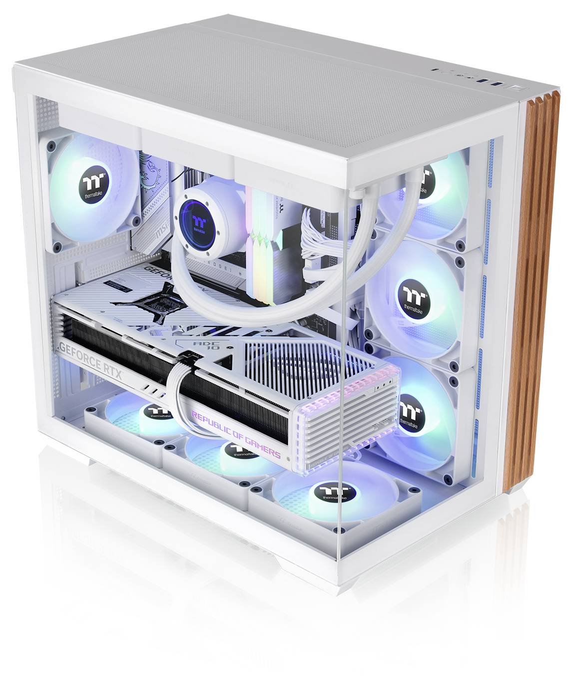 Ein weißer Gaming-PC mit transparentem Seitenpanel, RGB-beleuchteten Lüftern, Wasserkühlung und einer sichtbaren Grafikkarte mit der Bezeichnung 