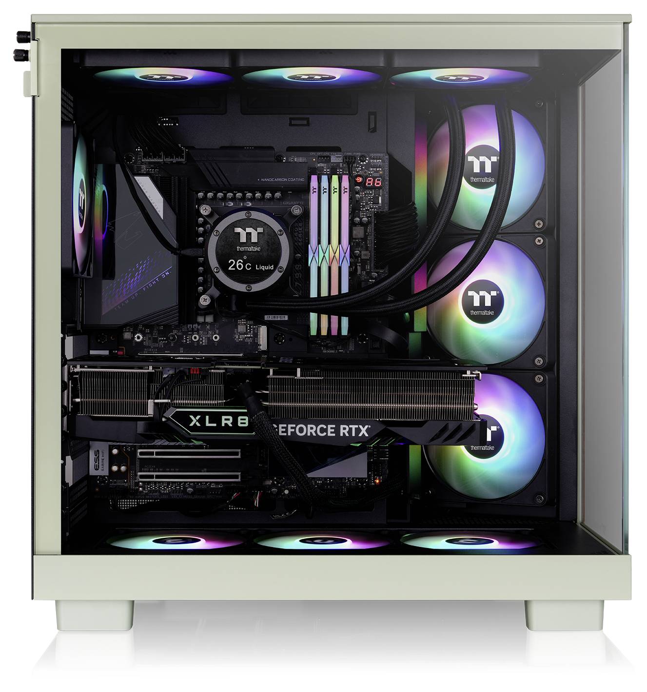 Ein Gaming-PC mit RGB-Beleuchtung im Gehäuse, ausgestattet mit einer GeForce RTX Grafikkarte, beleuchteten Kühlventilatoren und einem sichtbaren Mainboard.