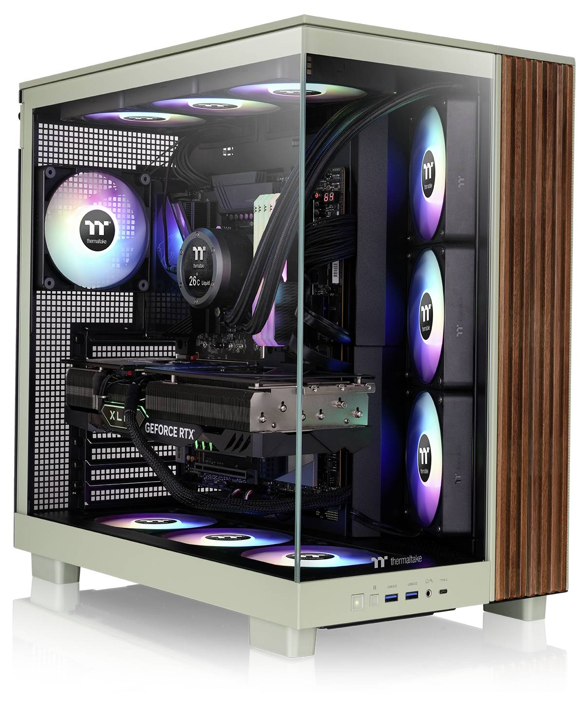 Ein maßgefertigter Gaming-PC mit RGB-Beleuchtung, sichtbar durch ein seitliches Glasfenster, ausgestattet mit High-End-Komponenten und Kühlsystem.