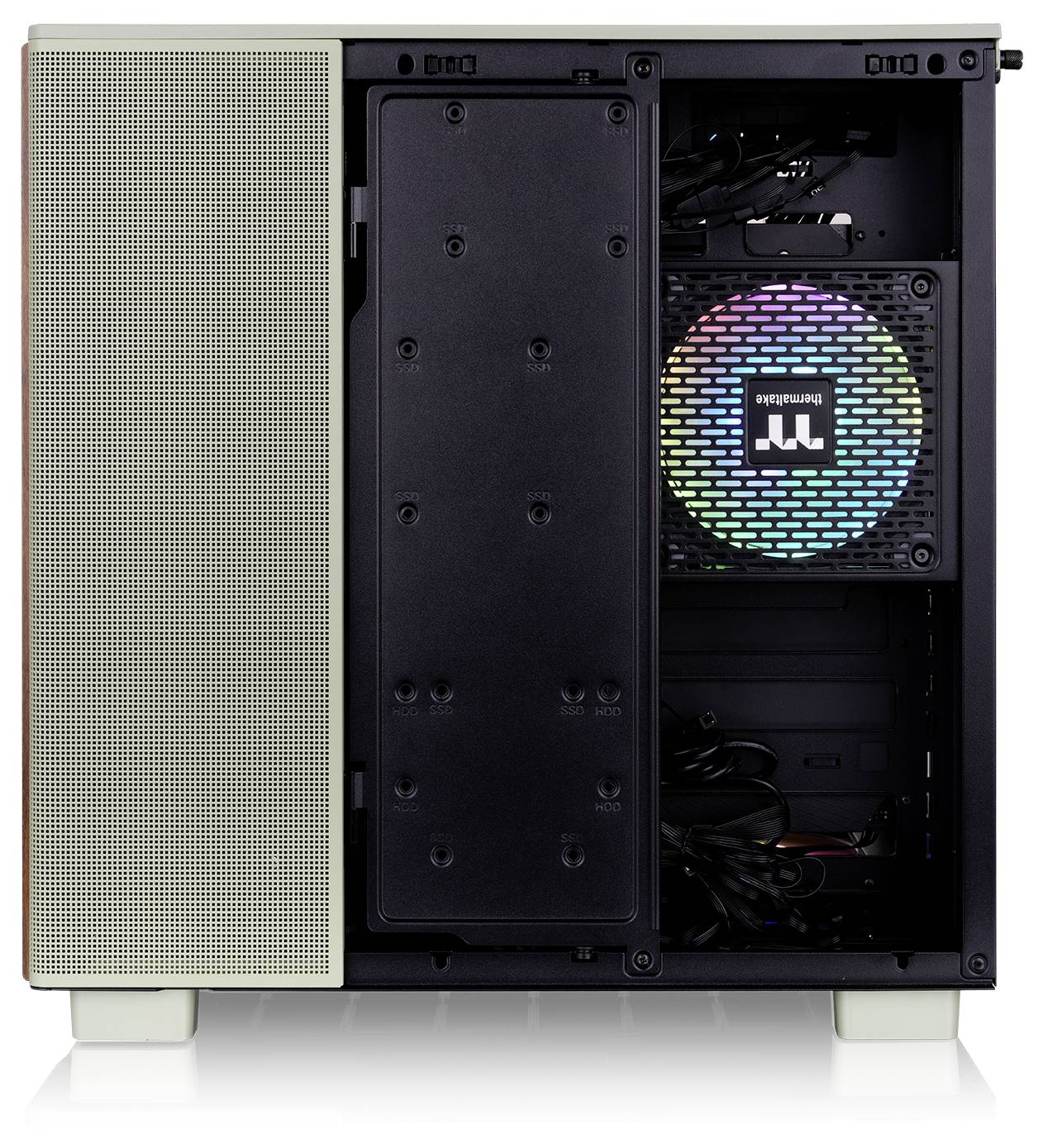 Geöffneter Computergehäuse, der Innenkomponenten präsentiert, einschließlich eines digitalen Lüfters mit mehrfarbiger Beleuchtung auf der rechten Seite.