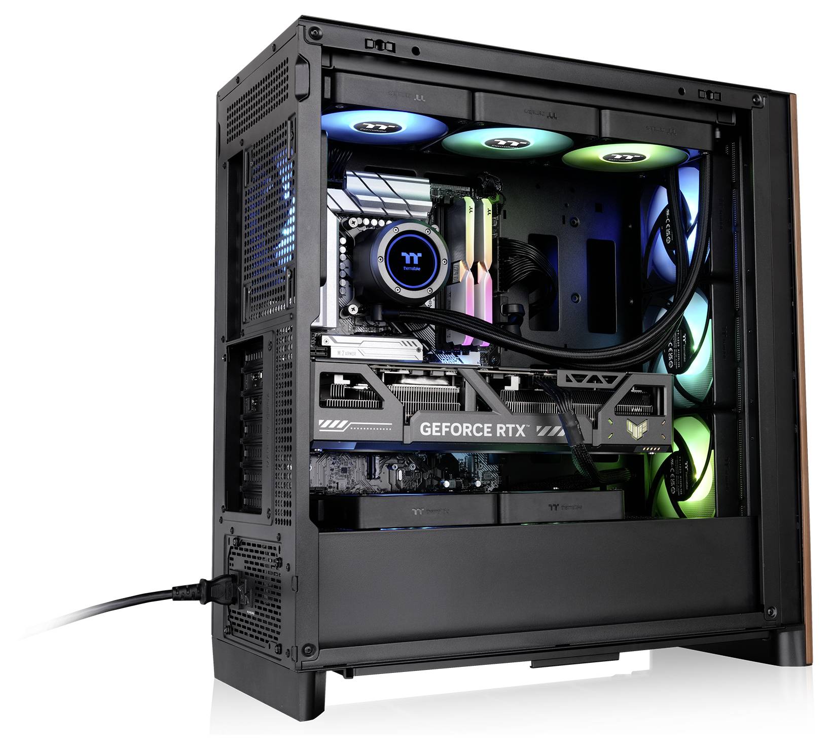 Ein Gaming-Desktop-Computer mit sichtbarer 'GeForce RTX' Grafikkarte und bunter RGB-Beleuchtung im transparenten Gehäuse.