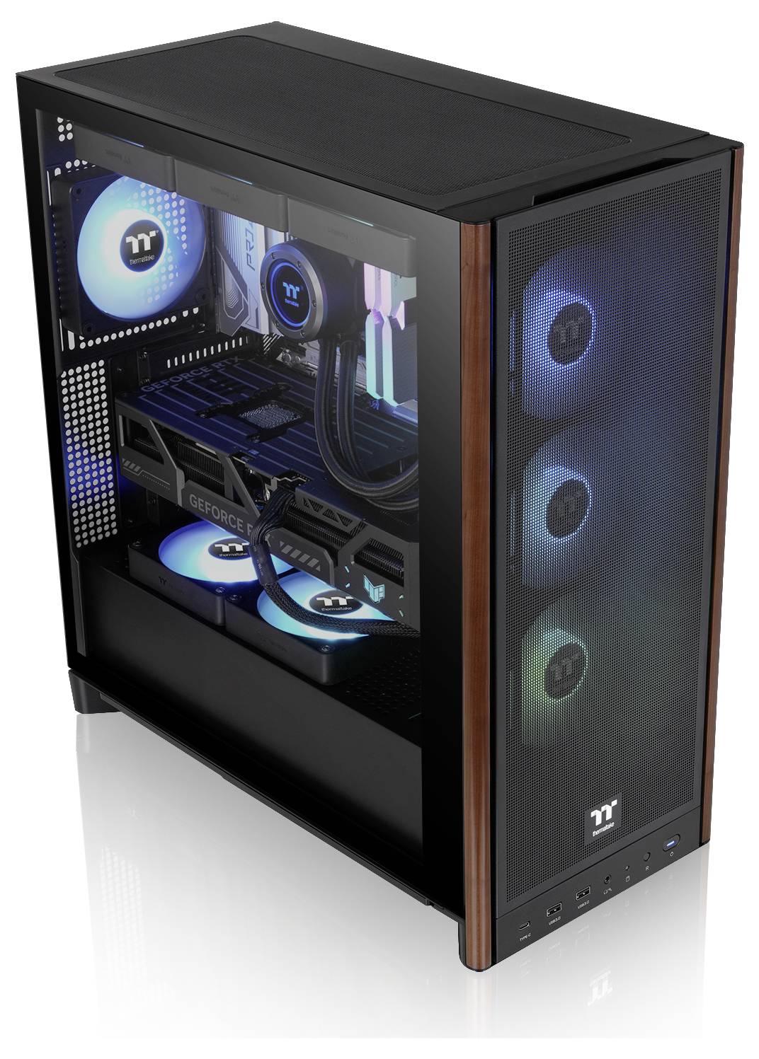 Ein High-End-Gaming-PC mit RGB-Beleuchtung in einem transparenten Gehäuse, mit sichtbaren Kühlventilatoren und Grafikkarte, auf einer reflektierenden Oberfläche.