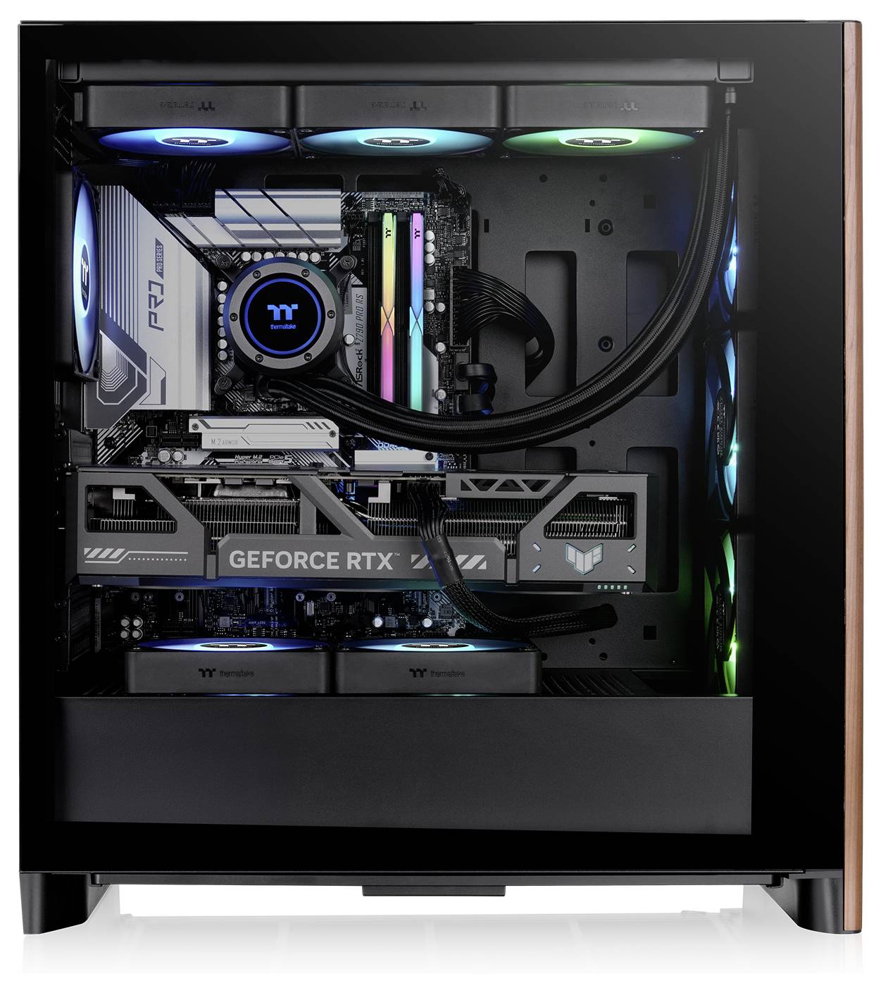 Ein Gaming-Computer mit transparentem Gehäuse, das die Innenkomponenten zeigt: GeForce RTX Grafikkarte, RGB-Beleuchtung, Kühlventilatoren und Arbeitsspeichermodule.