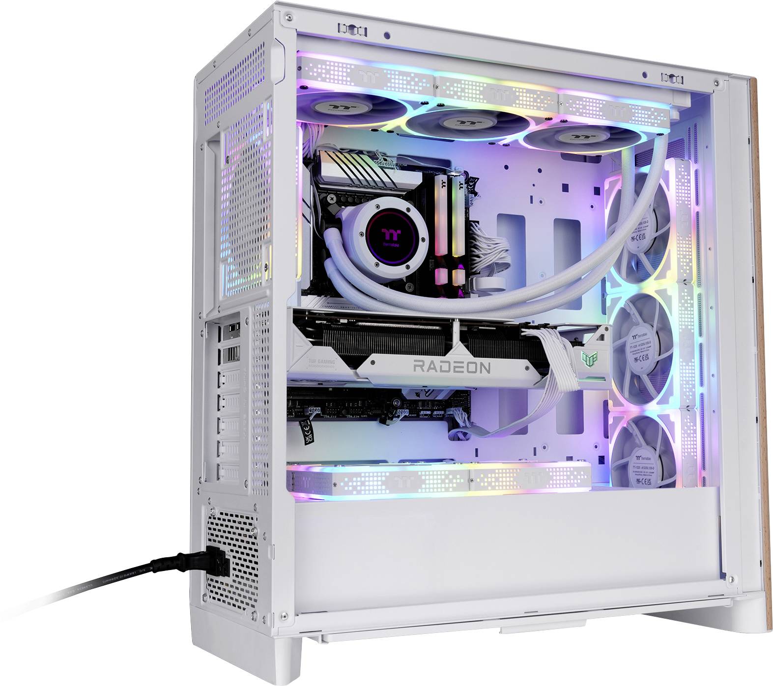 Ein weißer Computer-Tower mit sichtbarer RGB-Beleuchtung, der Innenkomponenten wie eine Grafikkarte und Kühlventilatoren zeigt. Das Seitenpanel ist geöffnet.