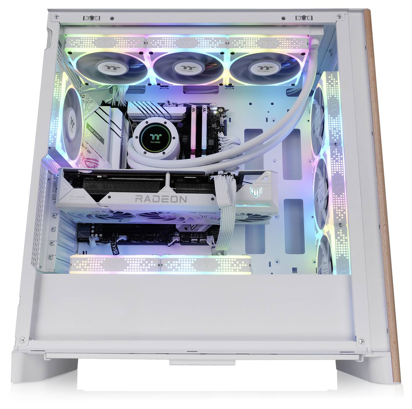 Ein stilvolles Gaming-PC-Gehäuse mit weißem Innenraum, ausgestattet mit RGB-Beleuchtung und Komponenten wie einer Grafikkarte, Kühlsystem und Lüftern.