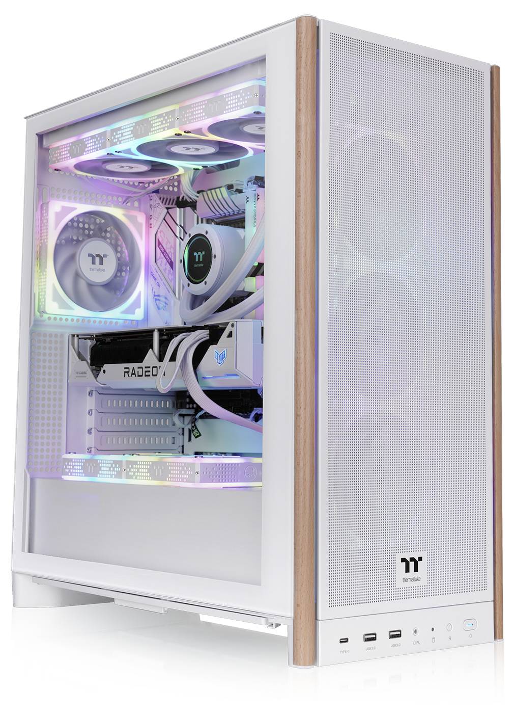 Ein weißer Computer-Tower mit RGB-Beleuchtung im Inneren, der ein Kühlsystem und eine Grafikkarte mit der Aufschrift ‚RADEON' zeigt, hervorgehoben von Holzakzenten.