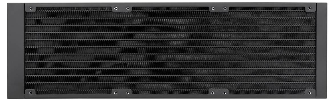 Ein schwarzer Computerradiator mit horizontalen Kühlrippen und Befestigungslöchern an den Kanten für Kühlsysteme.