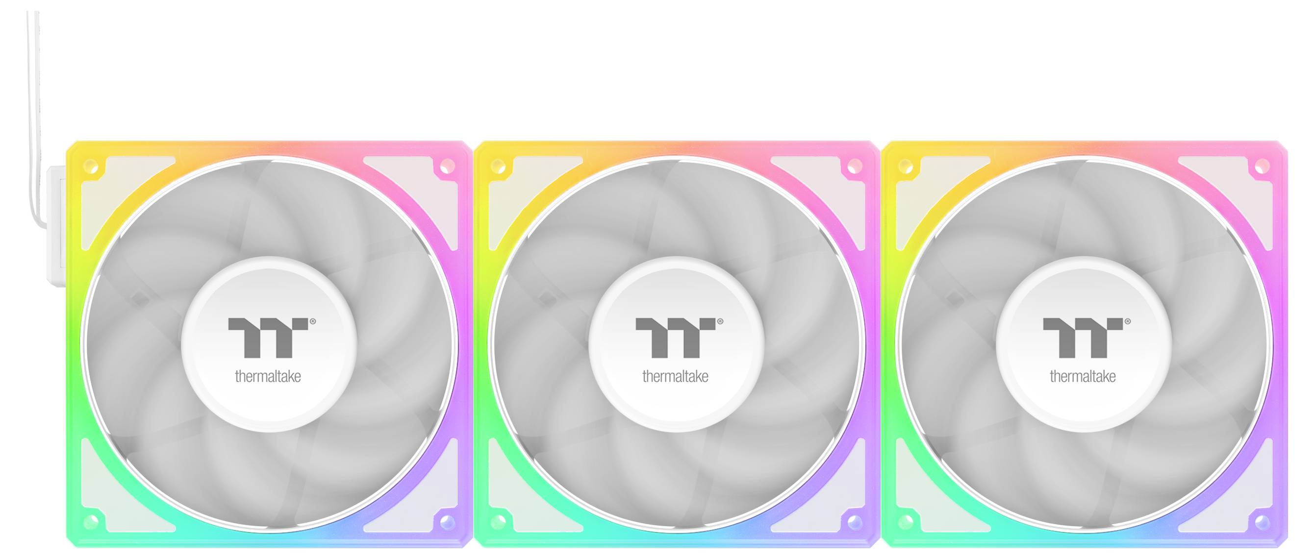 Drei Thermaltake RGB-Computerventilatoren in einer Reihe, die eine Mehrfarbbeleuchtung zeigen, mit einem drahtlosen Empfänger auf der linken Seite.