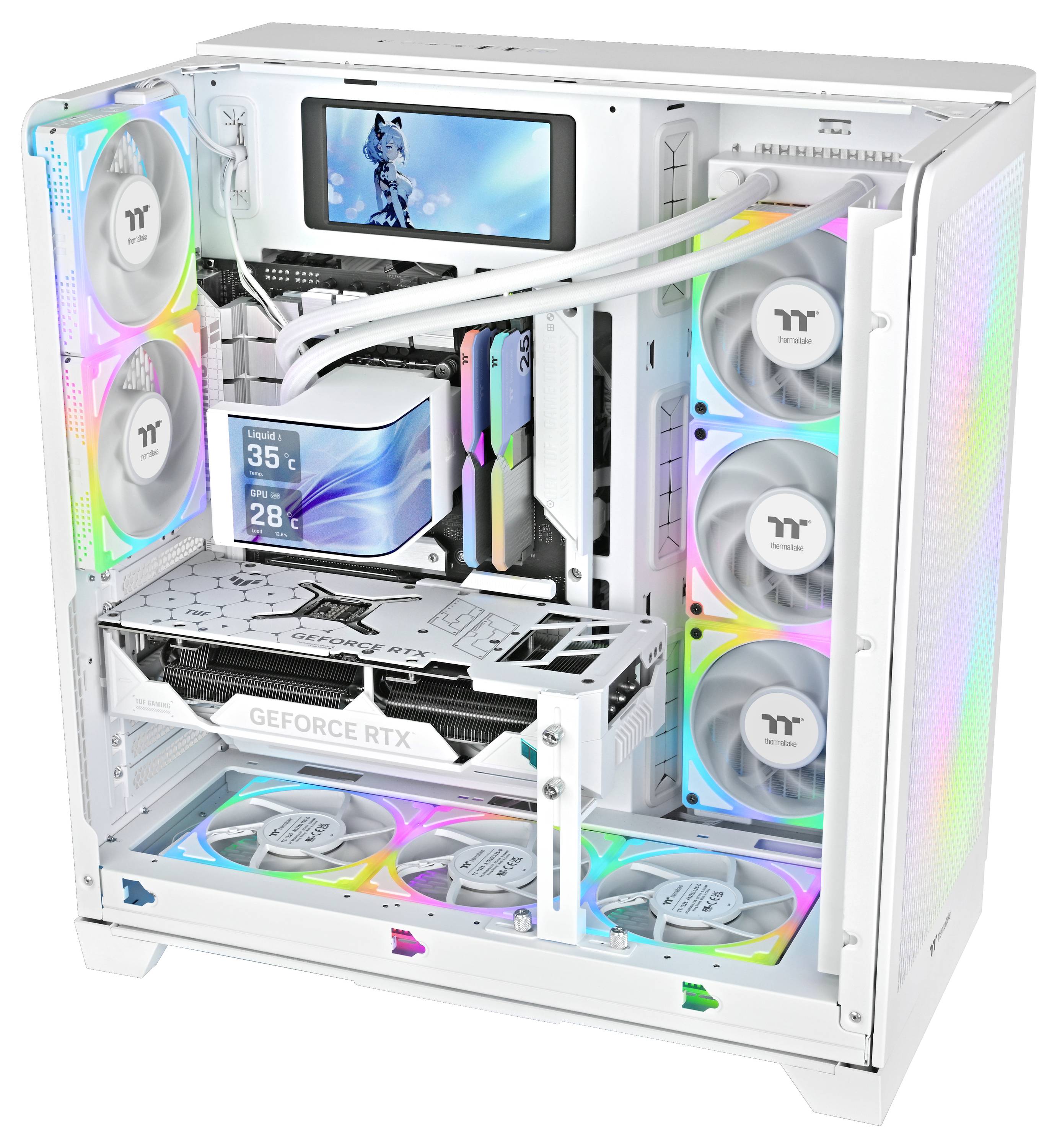 Ein weißer Computertower präsentiert eine High-Performance-Konfiguration mit mehreren RGB-Lüftern, einer GeForce RTX-Grafikkarte und einem digitalen Display.