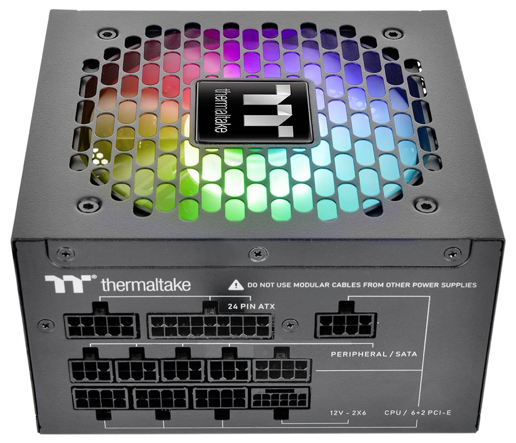 Eine Computernetzteile mit einem bunten LED-Lüfter an der Oberseite, ausgestattet mit mehreren Anschlüssen zum Anschließen von Kabeln, beschriftet mit 'Thermaltake'.