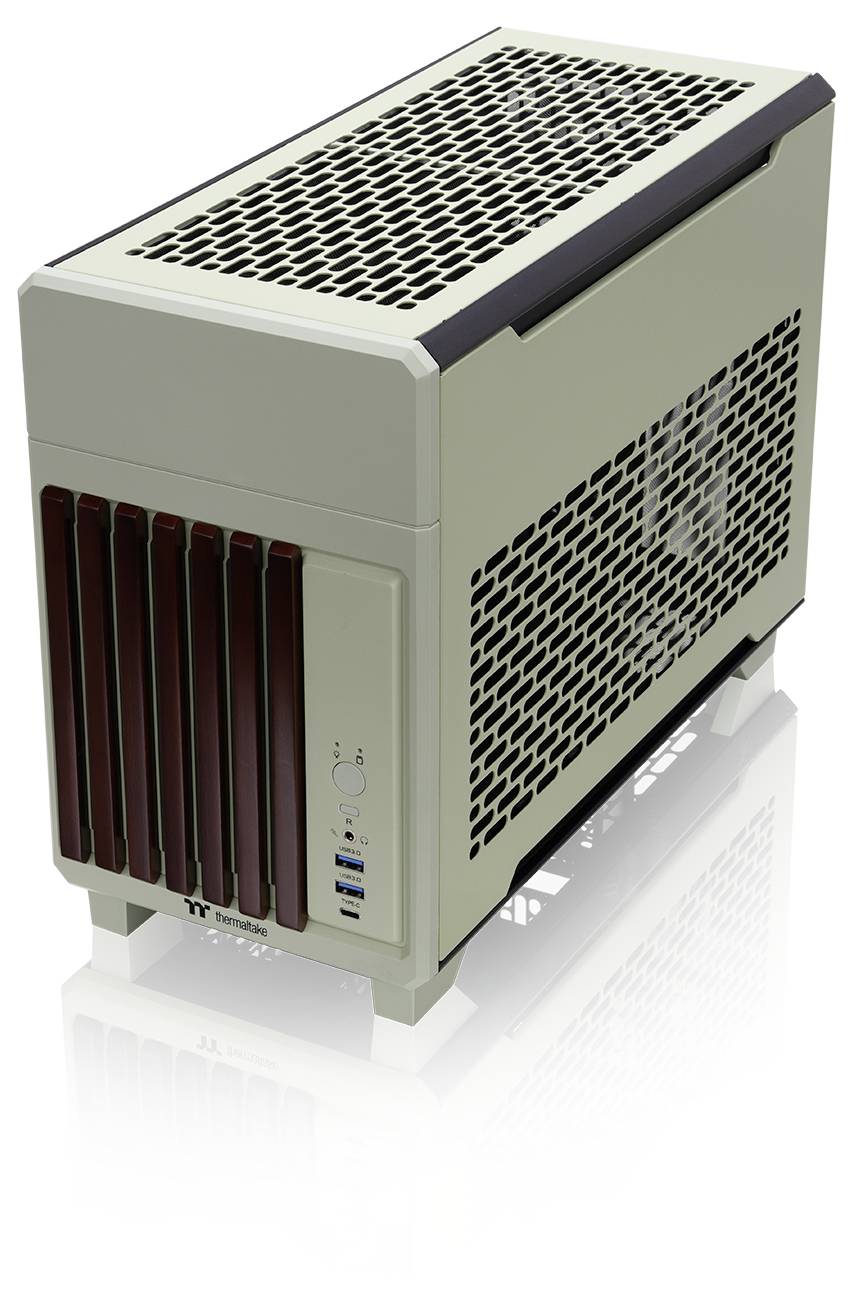 Ein beige Computergehäuse mit mehreren Lüftungsgittern und vorderen Anschlüssen, das für eine effiziente Kühlung entwickelt wurde.