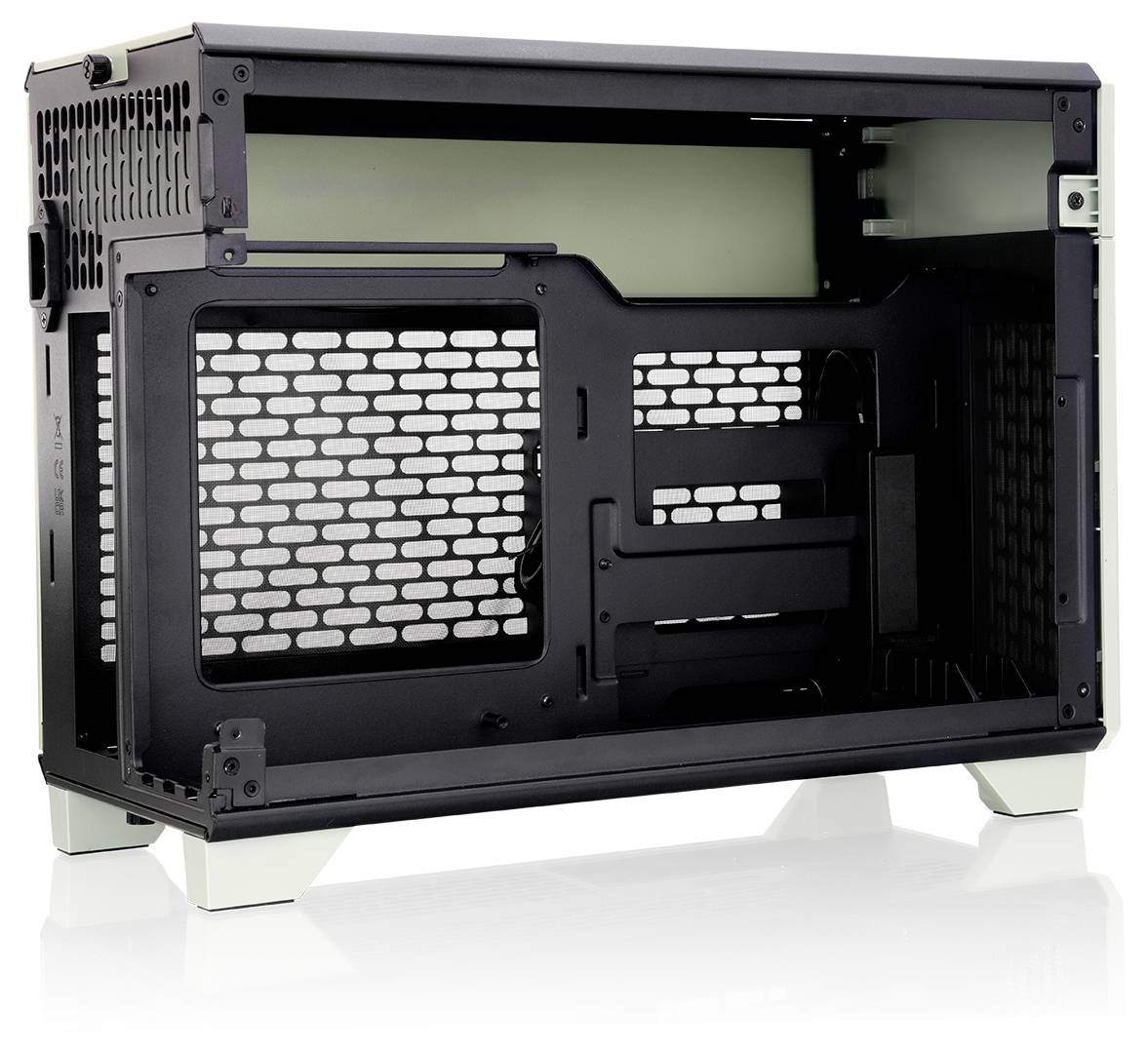 Ein kompaktes, leeres schwarzes Computergehäuse mit einer belüfteten Seitenwand, das Platz für die Montage von Komponenten zeigt.