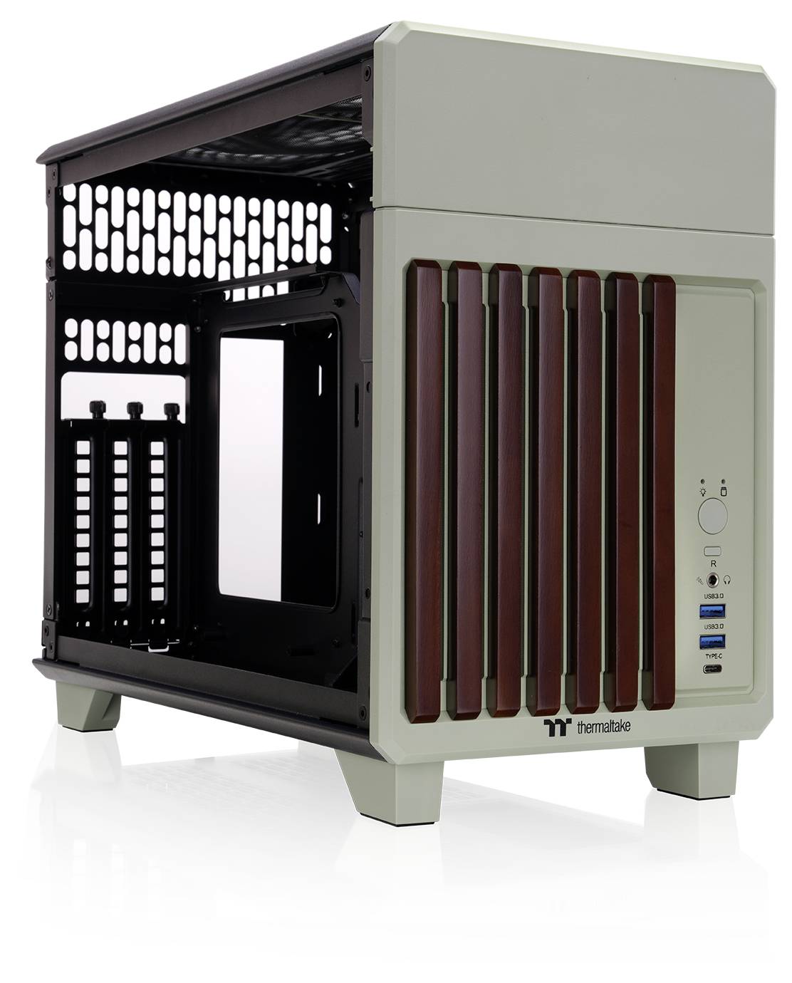 Weiß-schwarzes Open-Frame-Computergehäuse mit roten Akzenten, ausgestattet mit Frontpanel-Anschlüssen, seitlicher Belüftung und Thermaltake-Branding.