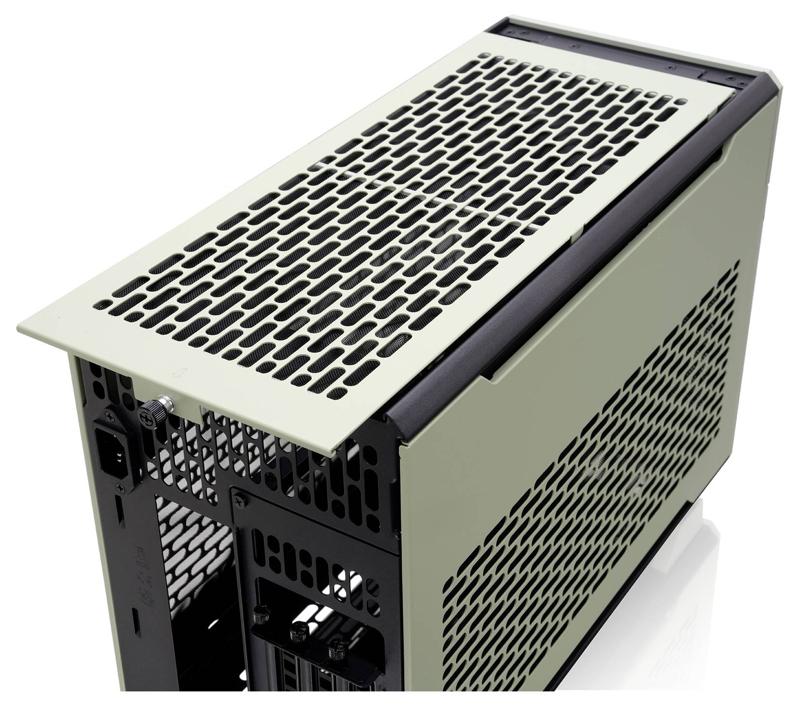 Ein Computergehäuse von oben betrachtet, das eine gelochte Oberseite zur Belüftung und eine seitliche Öffnung zeigt, die Zugriffspunkte im Inneren freilegt.