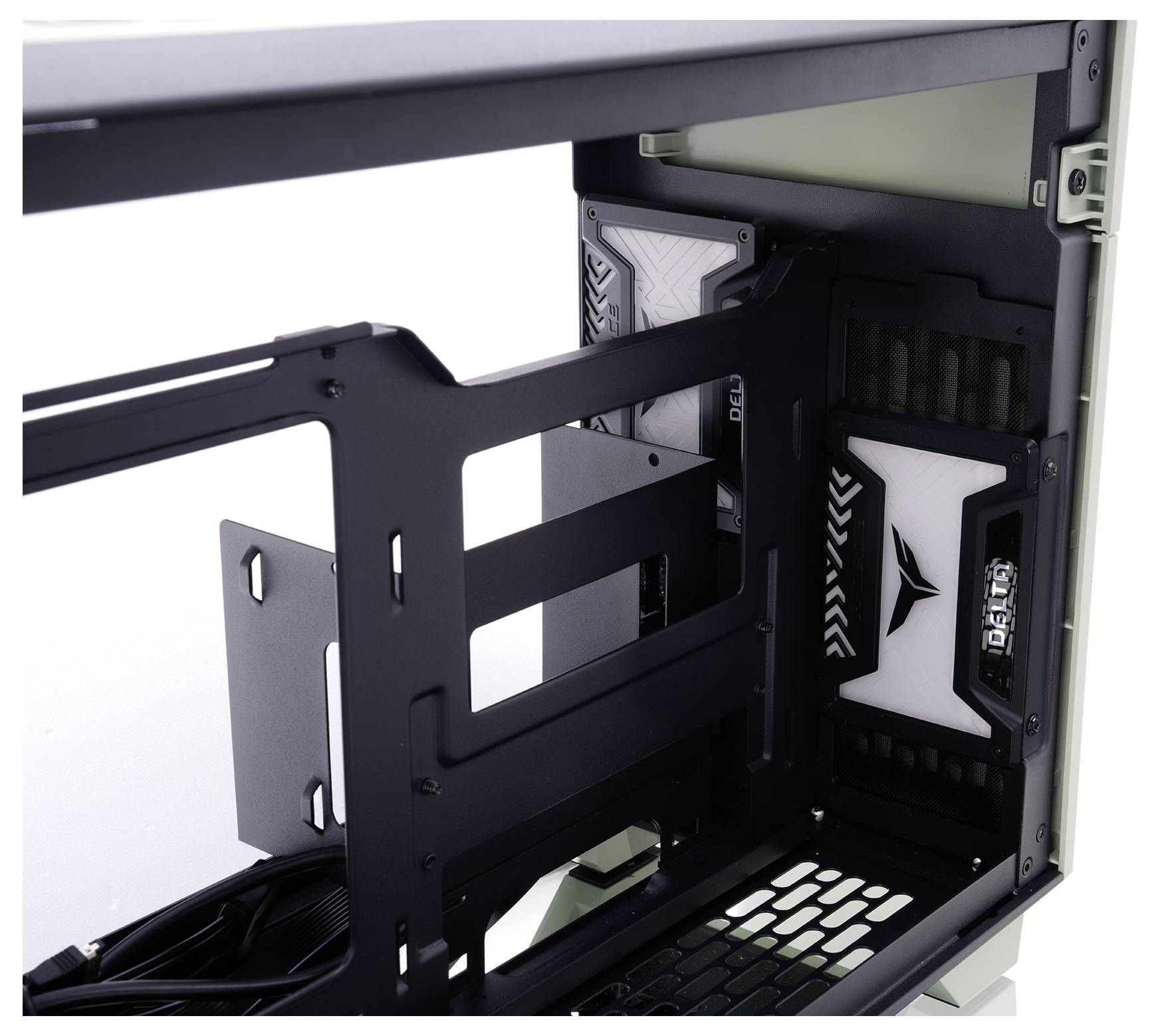 Ein leerer Computergehäuse mit sichtbaren Steckplätzen für Komponenten, einschließlich Plätzen für ein Mainboard, Netzteil und Lüfter.