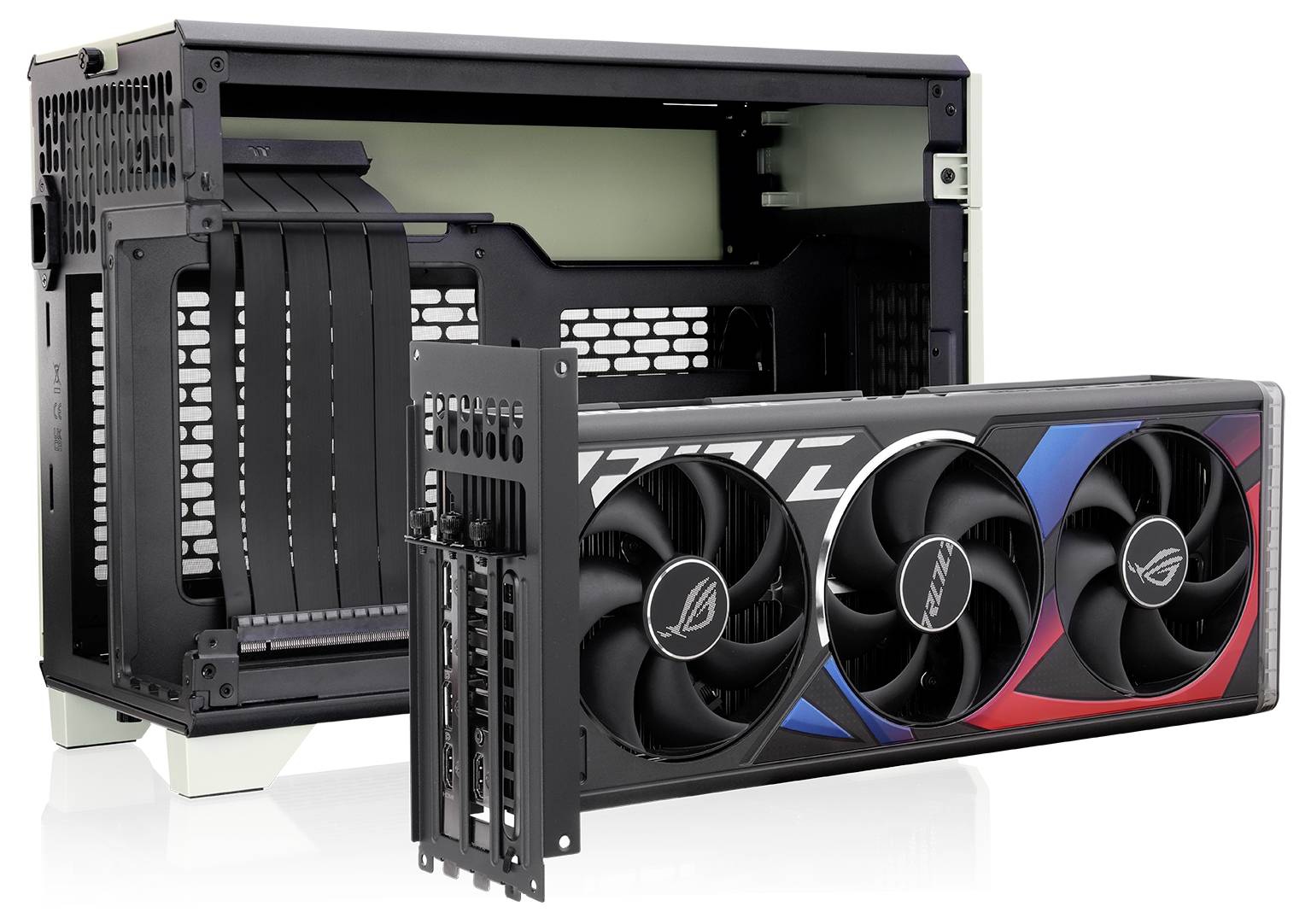 Ein Computergehäuse mit sichtbarem Innenraum und einer angrenzenden großen Grafikkarte mit drei Lüftern, geeignet für Gaming oder hochleistungsfähige Aufgaben.
