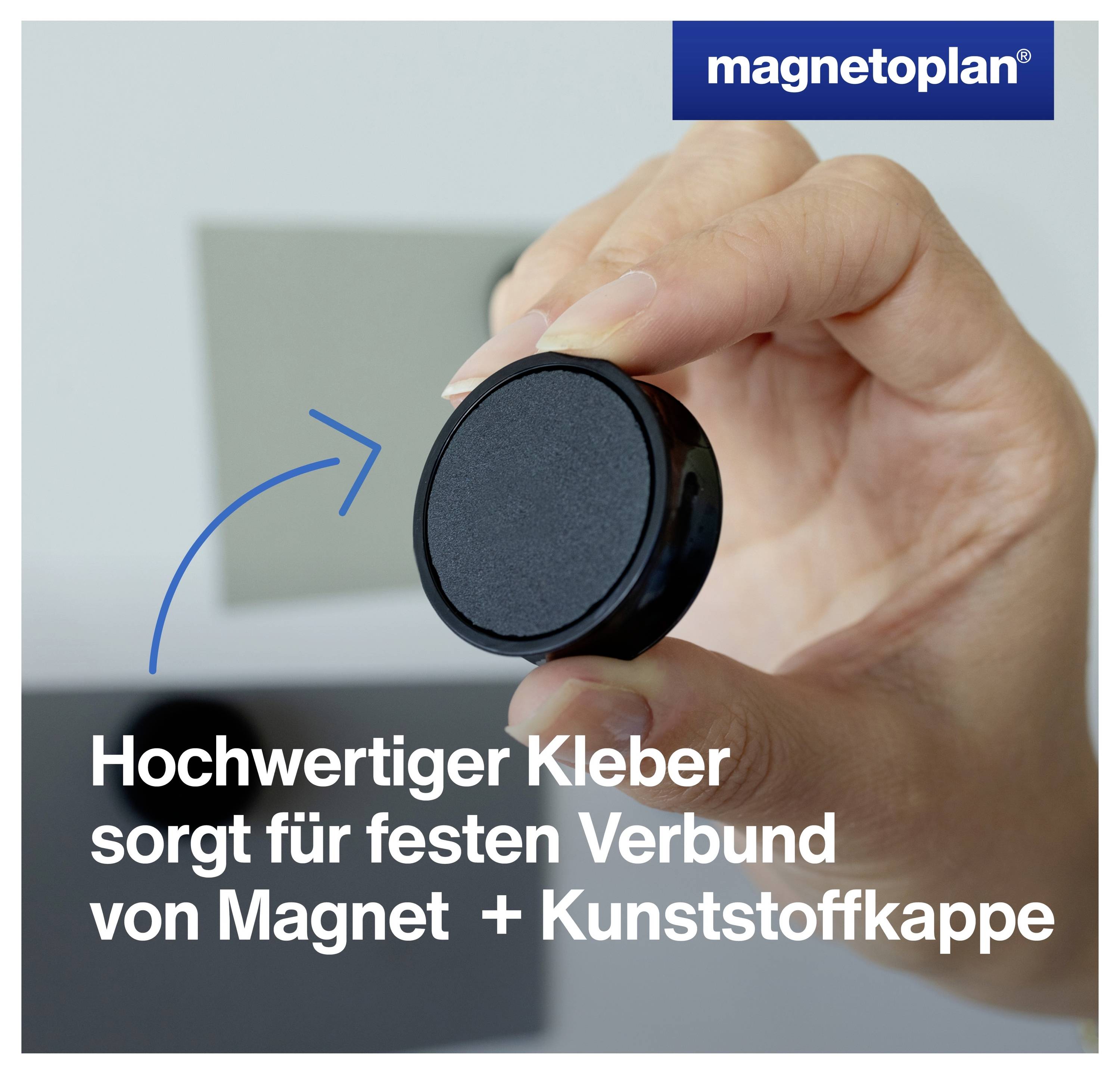 Eine Hand hält einen kleinen runden Magneten mit einer Kunststoffkappe. Text lautet: 
