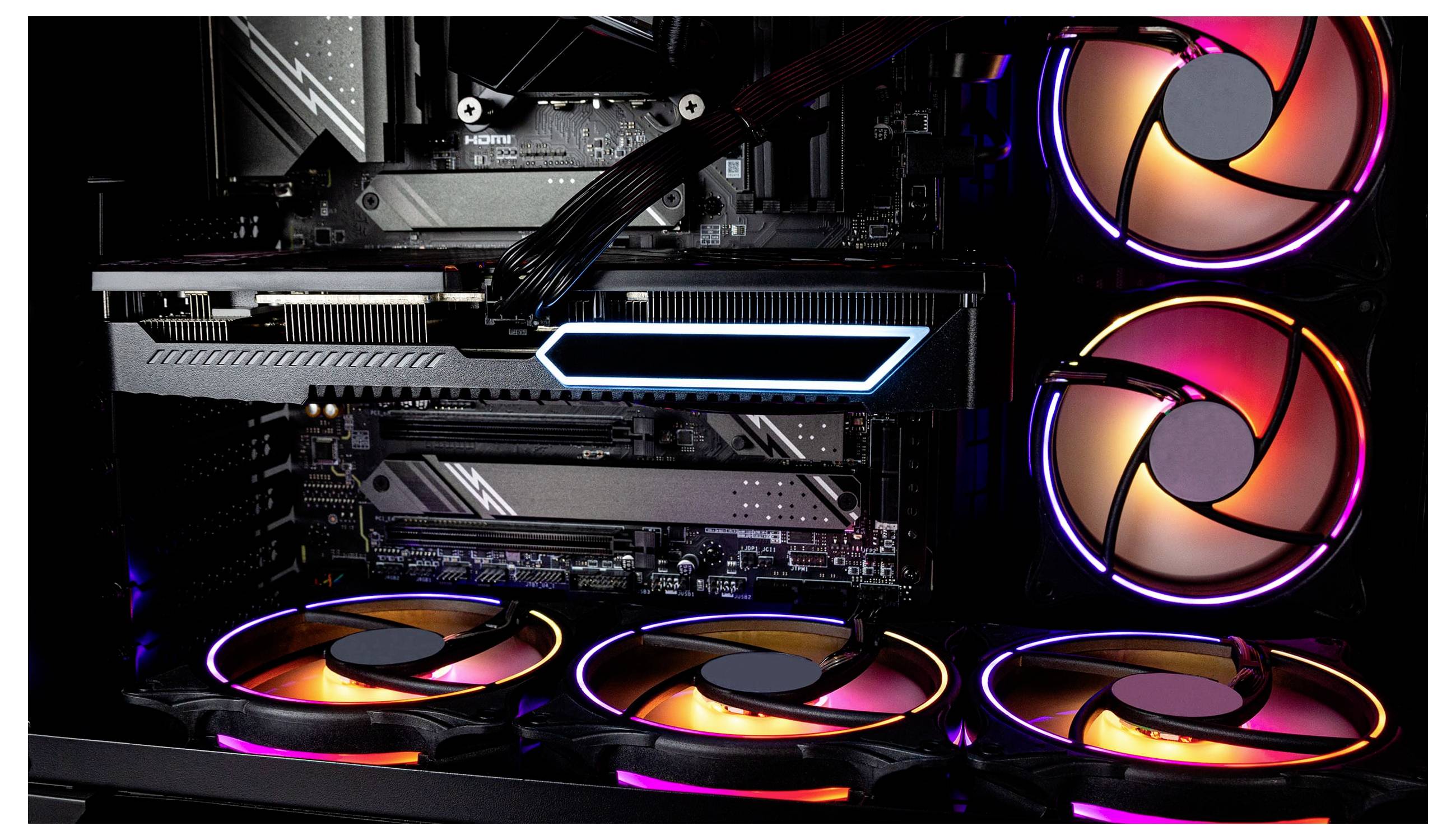Ein Gaming-PC-Innenraum mit LED-beleuchteten Lüftern um eine Grafikkarte, der leuchtend bunte Farben und fortschrittliche Kühlungstechnologie präsentiert.