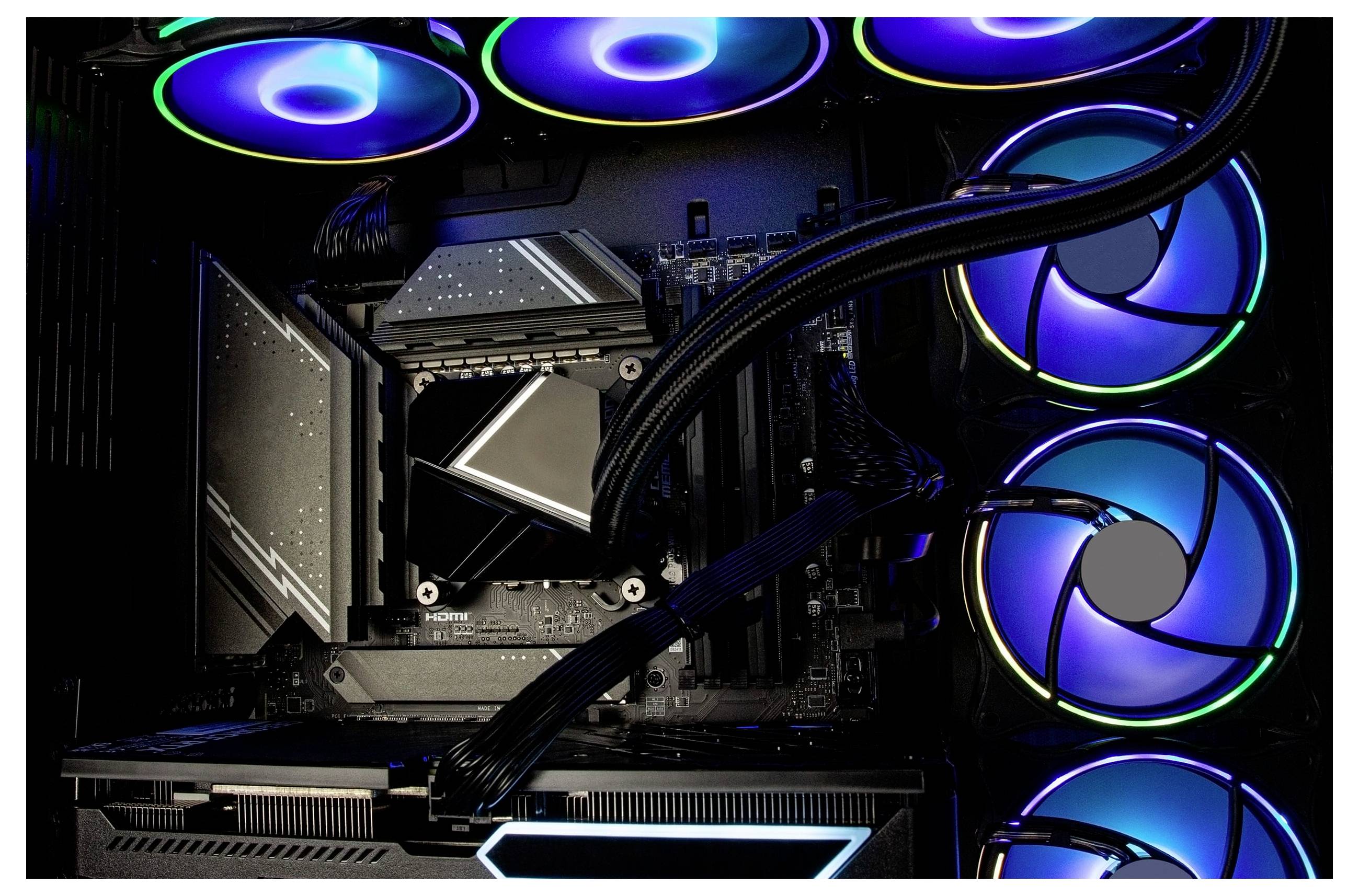 Eine Nahaufnahme des Inneren eines Computers, die ein Motherboard mit RGB-beleuchteten Kühlventilatoren zeigt, die in Blau- und Violetttönen leuchten.