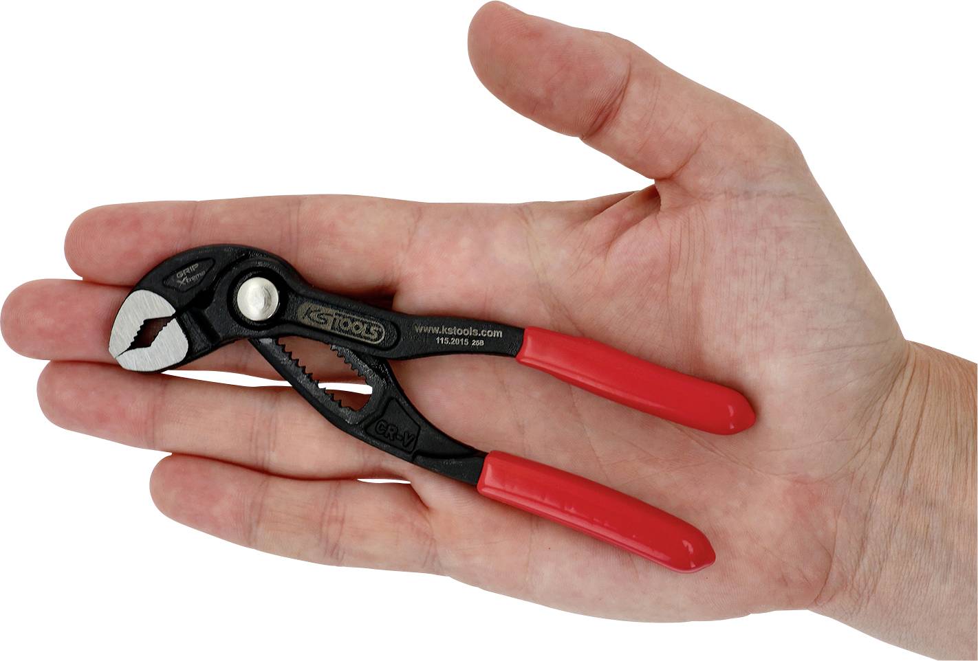 Eine Hand, die ein kleines Paar rot-griffe Zangen mit der Aufschrift 