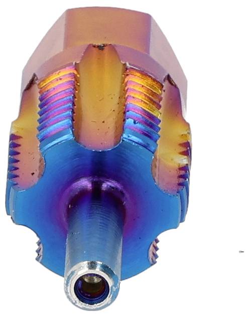 Ein sechseckiges, schillerndes Metallinstrument mit einem gewindeten Mittelteil und einem kreisförmigen Ende, das einem futuristischen Bohrerbit oder einer mechanischen Komponente ähnelt.