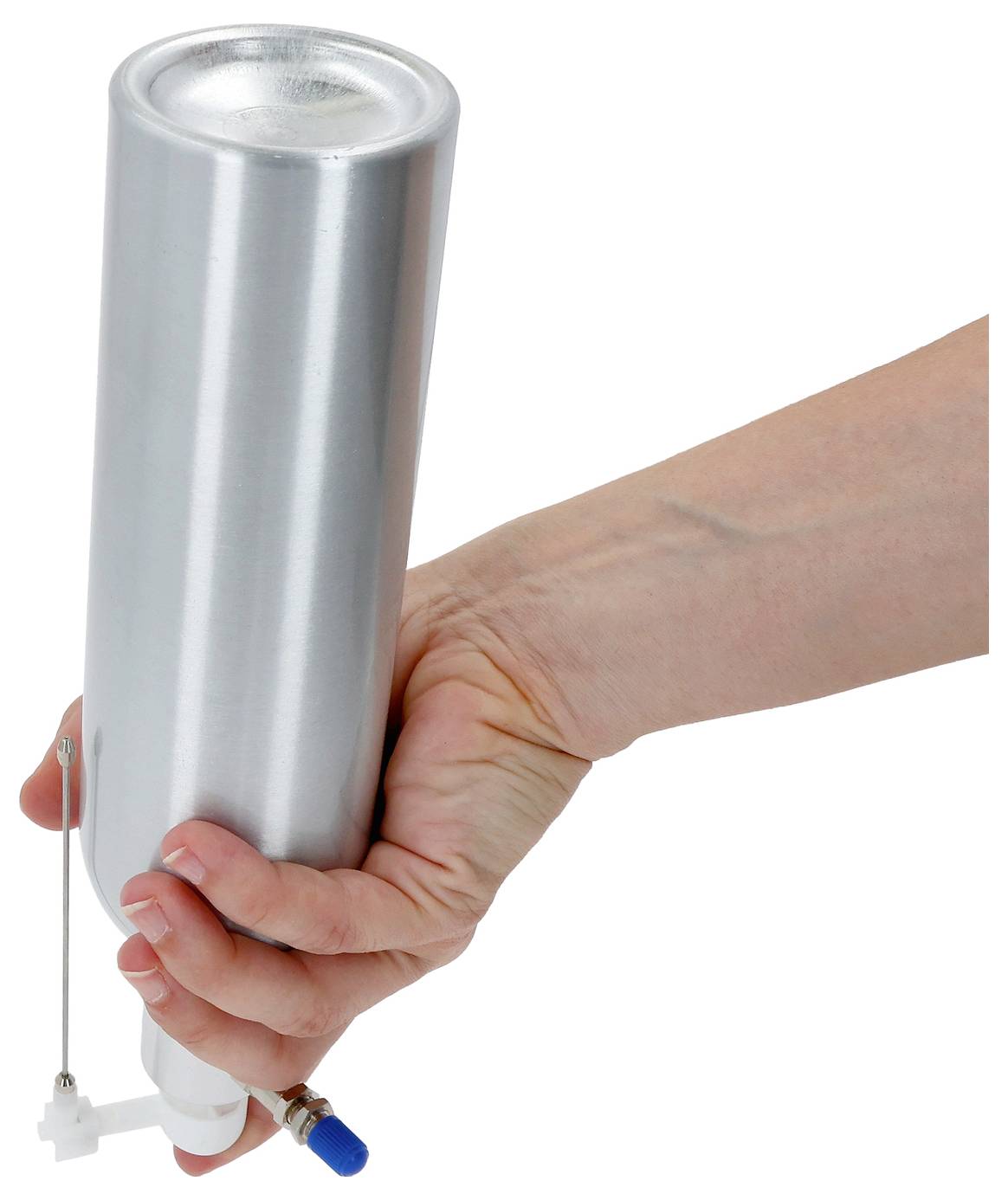 Eine Hand, die einen metallischen Behälter mit einer Düse und einem Ventil am unteren Ende hält, höchstwahrscheinlich ein Spender oder Sprühgerät.
