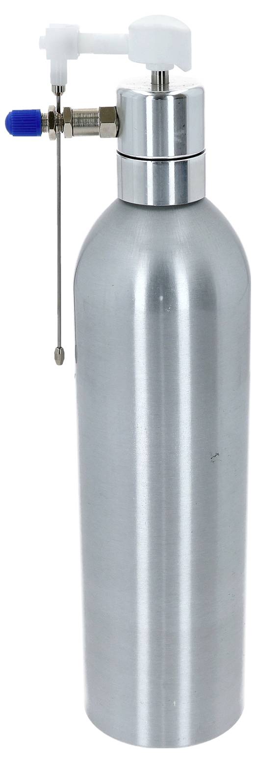 Eine silberne Metalldrucksprühflasche mit einer weiß-blauen Düsenaufsatz oben, die zum Versprühen von Flüssigkeiten verwendet wird.