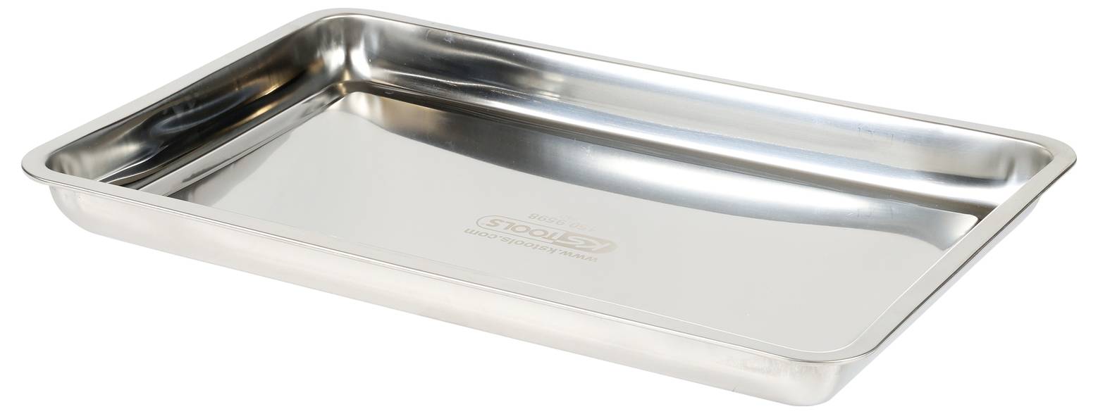 Edelstahl-Backblech auf weißem Hintergrund.