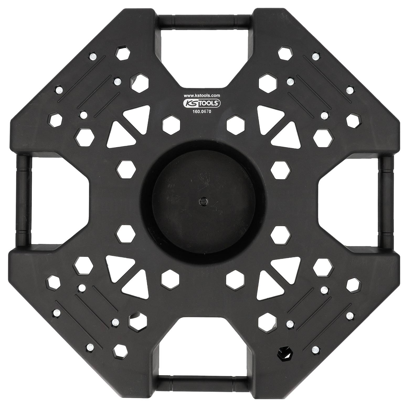 Eine schwarze, sechseckige Kunststoffplattform mit Griffen an zwei Seiten und mehreren sechseckigen und kreisförmigen Ausschnitten, die zum Heben oder Tragen verwendet wird.