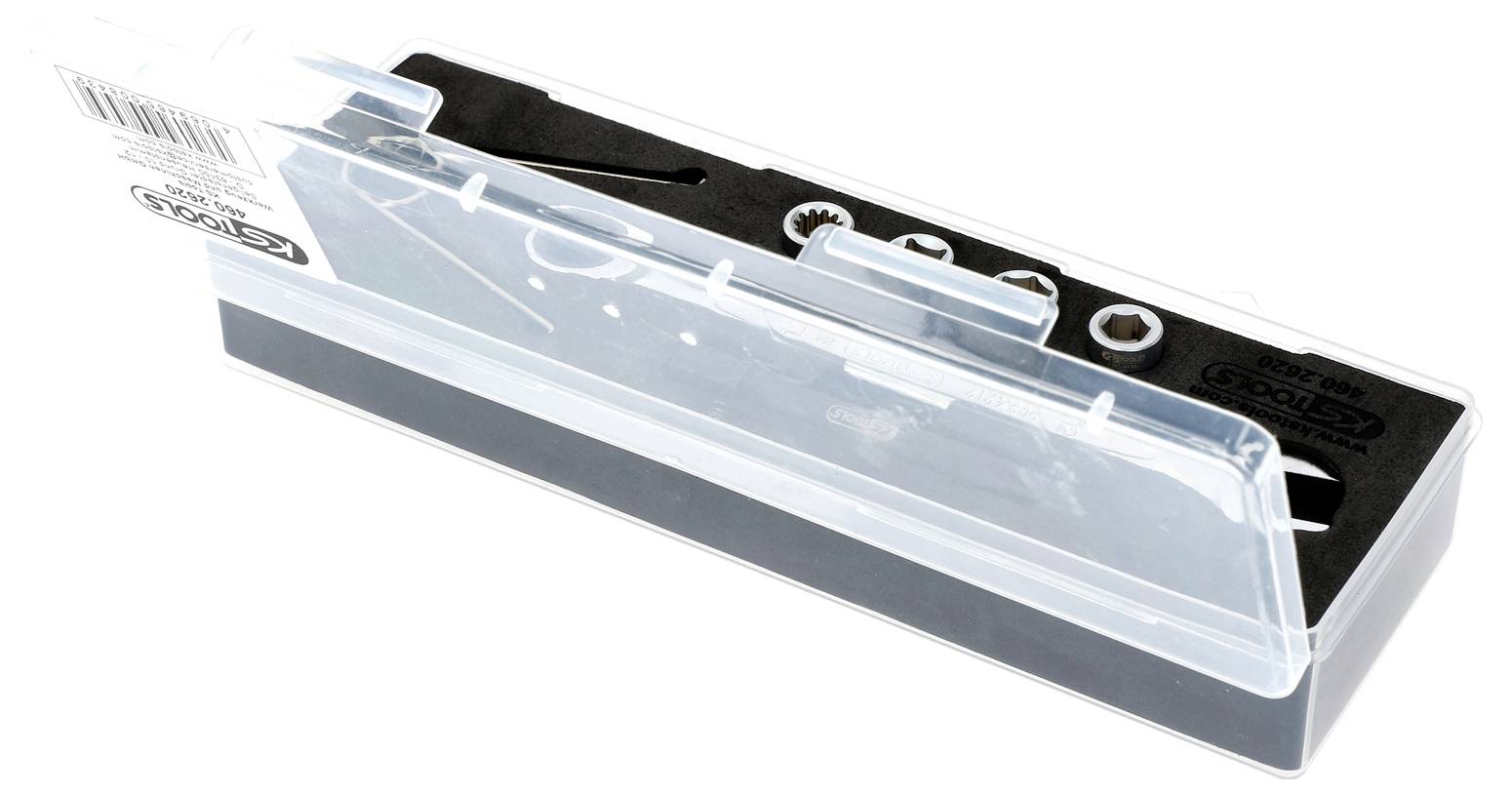 Eine durchsichtige Plastikbox, die kleine Uhrenreparaturwerkzeuge und Zahnräder enthält, liegt auf einer schwarzen Schaumstoffunterlage. Auf der Seite ist ein Etikett angebracht.