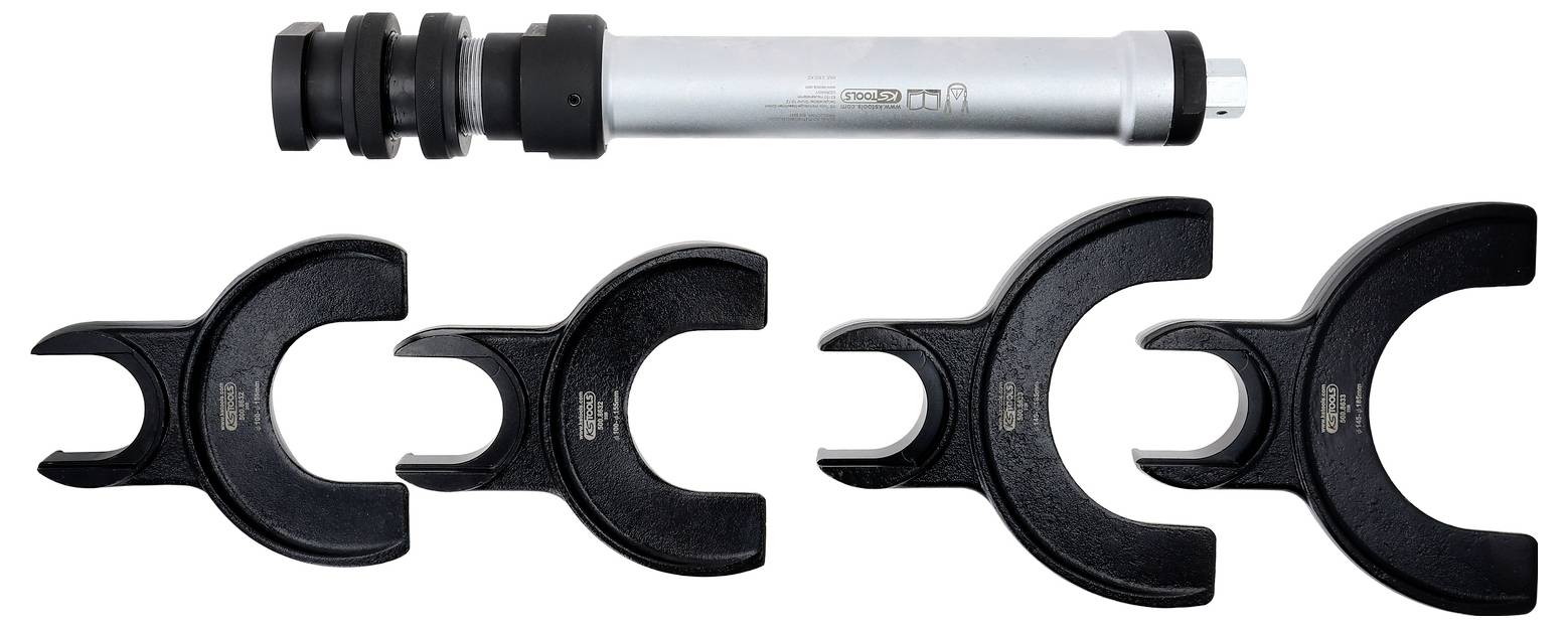 Satz von vier schwarzen hydraulischen Backen in verschiedenen Größen und einem silbernen hydraulischen Werkzeug. Verwendet für Rohranschlüsse in der Sanitärinstallation.