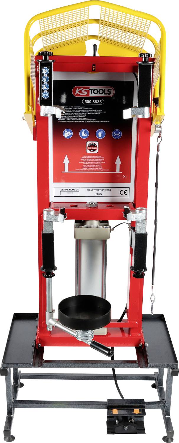 Eine rote hydraulische Pressmaschine mit einem schützenden gelben Käfig und Steuerungstasten, verwendet zum Formen oder Komprimieren von Materialien, auf einer schwarzen Basis platziert.
